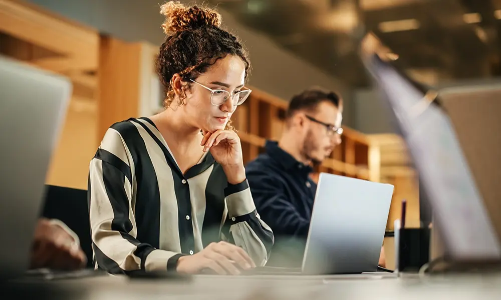 woman-on-computer-encrypting-an-email